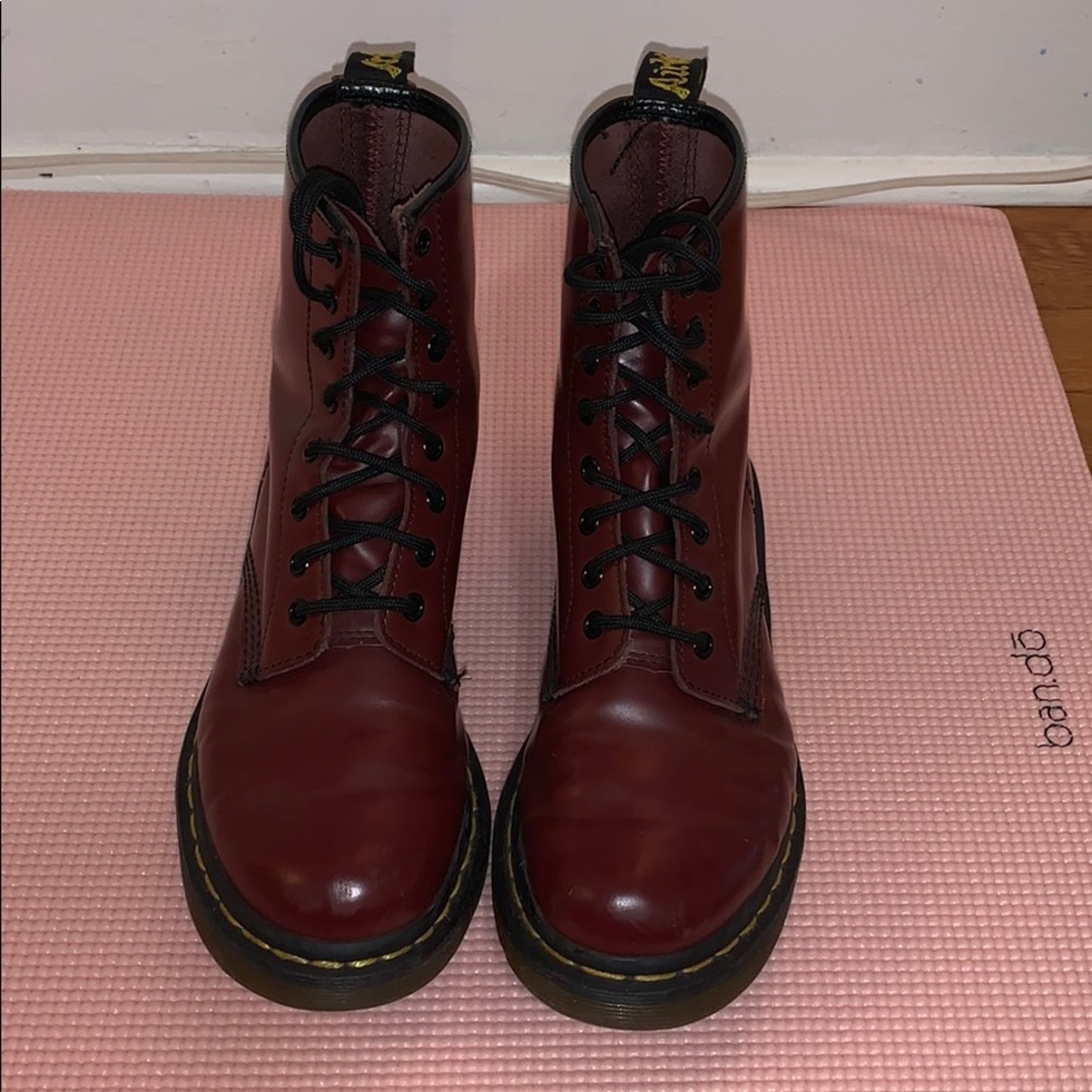 NEAR PERFECT LEATHER DR MARTENS